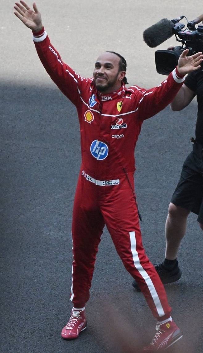 페라리 루이스 해밀턴이 22일 중국 상하이 인터내셔널 서킷에서 스프린트 우승 후 기뻐하고 있다. F1 인스타그램 캡처
