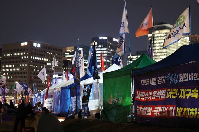 2025년 3월17일 밤 서울 경복궁역 앞에 대통령 윤석열의 파면을 촉구하는 천막 농성장이 줄지어 들어서 있다. 류우종 기자 wjryu@hani.co.kr