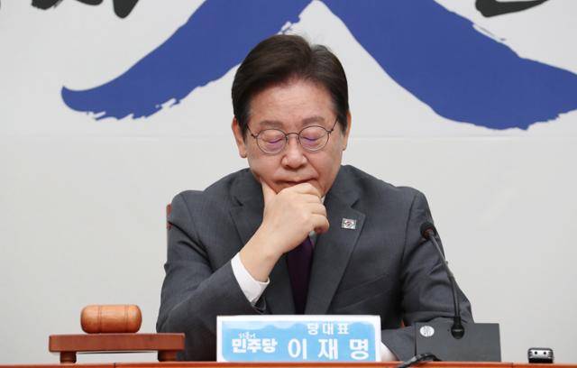 이재명 더불어민주당 대표가 21일 국회에서 열린 최고위원회의에서 생각에 잠겨 있다. 이 대표에 대한 선거법 위반 2심 선고는 26일 열릴 예정이다. 고영권 기자