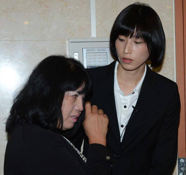 김연경(오른쪽)이 2012년 10월 19일 국회 정론관에서 해외 이적 과정에서 발생한 흥국생명과의 분쟁에 대해 기자회견을 연 뒤 어머니를 위로하고 있다. 한국일보 자료사진