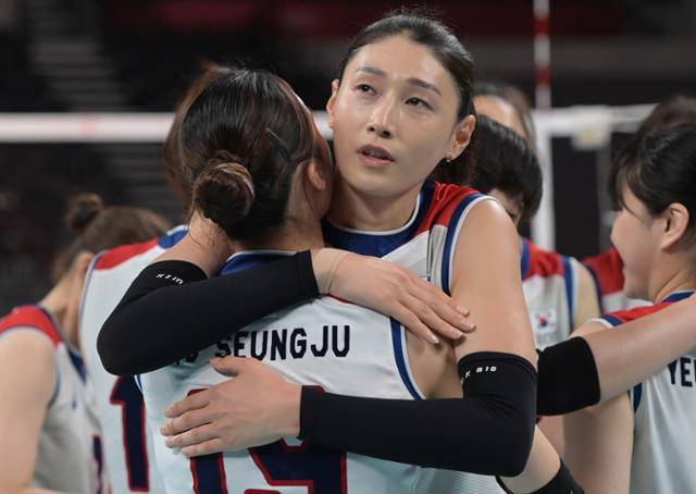 김연경이 2021년 8월 8일 일본 도쿄 아리아키 아레나에서 열린 2020 도쿄올림픽 여자배구 동메달 결정전에서 세르비아에 세트스코어 0-3으로 패한 후 표승주와 포옹하며 아쉬움을 달래고 있다. 한국일보 자료사진