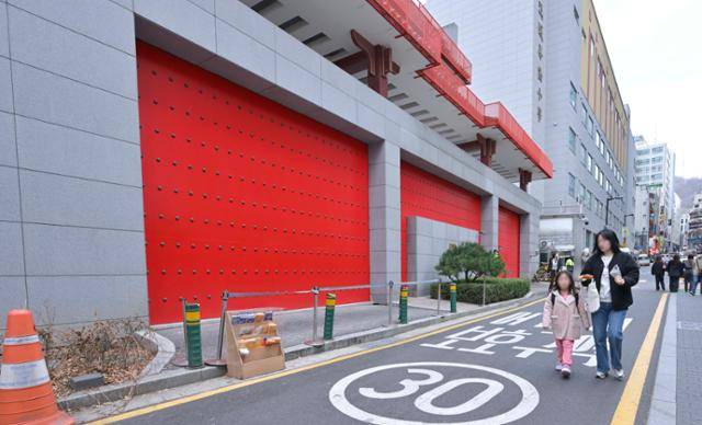 12일 서울 명동 중국대사관 앞으로 한성화소학교 재학 학생과 학부모가 통행하고 있다. 최주연 기자