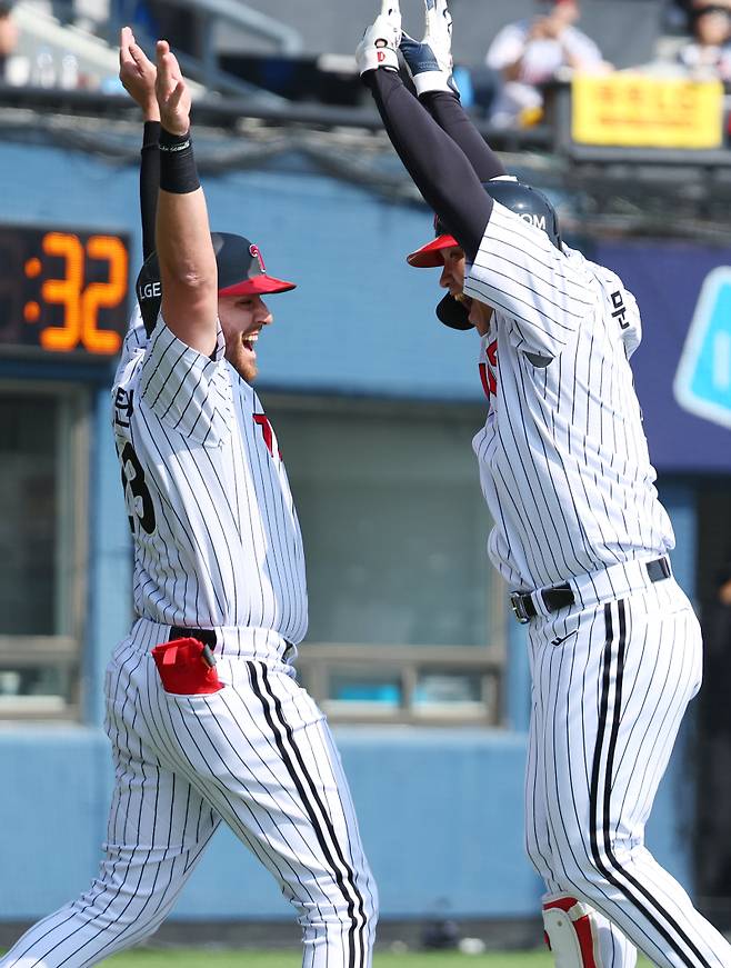 <yonhap photo-3457=""> 문보경, 2025년 1호 홈런 (서울=연합뉴스) 김도훈 기자 = 22일 서울 잠실야구장에서 열린 2025 신한 SOL 뱅크 KBO리그 정규시즌 개막전 롯데 자이언츠와 LG 트윈스의 경기. 1회말 1사 2루 LG 문보경이 롯데 선발 반즈를 상대로 2025 KBO 프로야구 1호 홈런을 쳐낸 뒤 오스틴과 기뻐하고 있다. 2025.3.22 superdoo82@yna.co.kr/2025-03-22 15:06:37/ <저작권자 ⓒ 1980-2025 ㈜연합뉴스. 무단 전재 재배포 금지, AI 학습 및 활용 금지></yonhap>