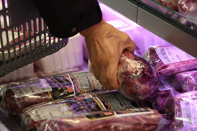 전미쇠고기생산자협회(NCBA)가 트럼프 정부에 한국의 ‘30개월 이상 쇠고기 수입 금지’ 규정을 풀어달라는 의견서를 냈다는 사실이 알려진 3월 12일 서울의 한 대형마트를 찾은 소비자가 미국산 쇠고기를 집어들고 있다. 정효진 기자
