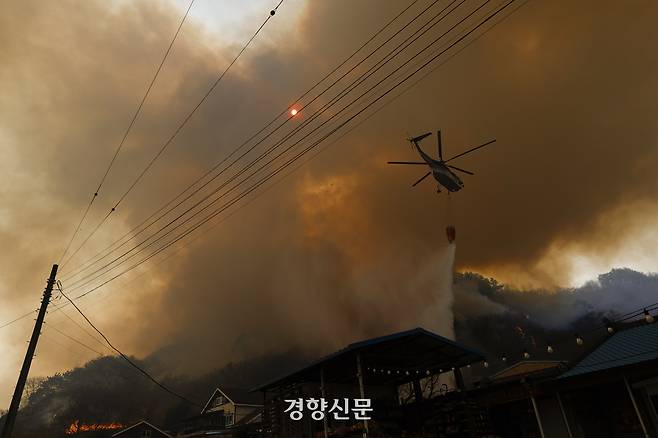 22일 경남 산청군 시천면 일대에서 산림청과 소방, 경찰 등 관계자들이 21일 발생한 산불 진화 작업을 벌이고 있다. 문재원 기자