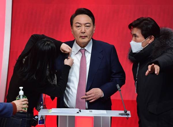 ▲ 윤석열 국민의힘 대선 후보가 2022년 2월21일 MBC에서 열린 중앙선거방송토론위원회 주관 제20대 대통령선거 후보 초청 1차 토론회에서 토론을 준비하고 있는 모습. ⓒ연합뉴스출처 : 미디어오늘(https://www.mediatoday.co.kr)