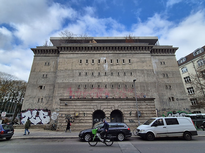 폭격의 흔적이 그대로 남아있는 현대미술관, 잠룽 보로스 ©김슬기