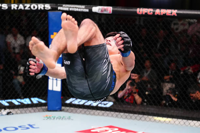 케빈 바셰호스가 2025년 3월 미국 네바다주 엔터프라이즈 UFC on ESPN+ 112 페더급 경기 승리 후 기쁨을 공중제비로 표현하고 있다. 사진=TKO