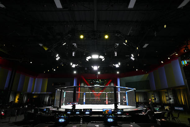 2025년 1월 UFC on ESPN+ 107 대회 당일 시작 전 미국 네바다주 엔터프라이즈 APEX 내부에 설치된 UFC 경기장 옥타곤 주변 모습. 사진=TKO