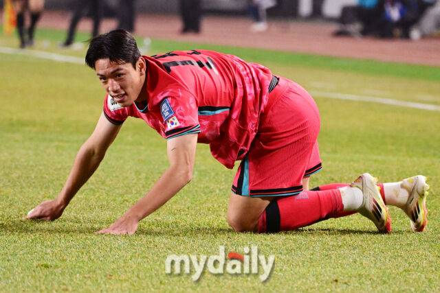 대한민국 축구대표팀 오세훈이 20일 오후 경기도 고양종합운동장에서 진행된 '2026 국제축구연맹(FIFA) 북중미 월드컵 아시아지역 최종예선' 오만과의 경기에서 파울을 당한 뒤 상대를 바라보고 있다./고양=곽경훈 기자