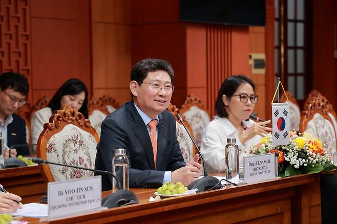 이상일 용인특례시장과 시 대표단은 26일(현지시각) 오전 베트남 꽝남성청에서 레반중(L%U00EA V%U00E1n D%U0169ng) 꽝남성 인민위원회 위원장(꽝남성장) 등 꽝남성 고위 관계자들과 간담회를 갖고 양 도시의 교류협력 방안을 논의했다.[용인시 제공]