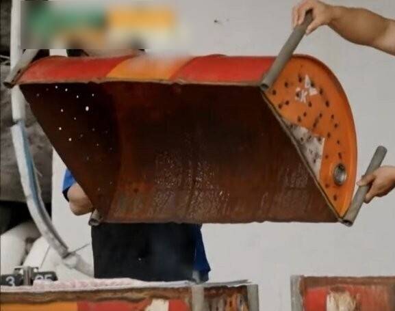 백종원이 사용한 드럼통 내부. 유튜브 캡처