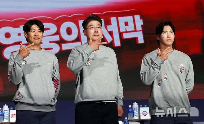 [서울=뉴시스] 고범준 기자 = 20일 서울 송파구 롯데호텔 월드 크리스탈볼룸에서 열린 2025 신한 SOL Bank KBO 미디어데이에서 키움 송성문, 홍원기 감독, 이주형 선수가 포즈를 취하고 있다. 2025.03.20. bjko@newsis.com