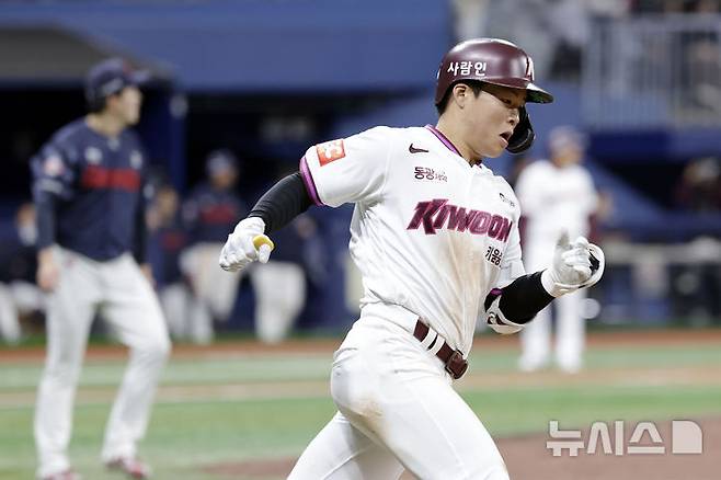 [서울=뉴시스] 최동준 기자 = 지난 18일 서울 구로구 고척스카이돔에서 열린 2025 KBO리그 시범경기 롯데 자이언츠와 키움 히어로즈의 경기, 8회말 2사 주자 없는 상황 키움 여동욱이 솔로 홈런을 친 뒤 베이스를 돌고 있다. 2025.03.18. photocdj@newsis.com