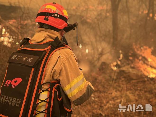 [의성=뉴시스] 김정화 기자 = 22일 오전 11시 25분께 경상북도 의성군 안평면 괴산리 산61 일원에서 발생한 산불을 진화하고 있다. (사진=경북소방본부 제공) 2025.03.22. photo@newsis.com