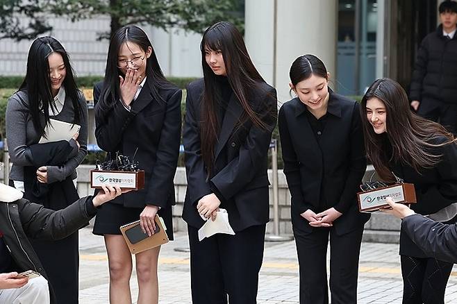 지난 7일 열린 어도어가 뉴진스 멤버들을 상대로 제기한 '기획사 지위보전 및 광고계약 체결 등 금지 가처분' 심문기일을 마치고 취재진 앞에 선 뉴진스(NJZ). 연합뉴스