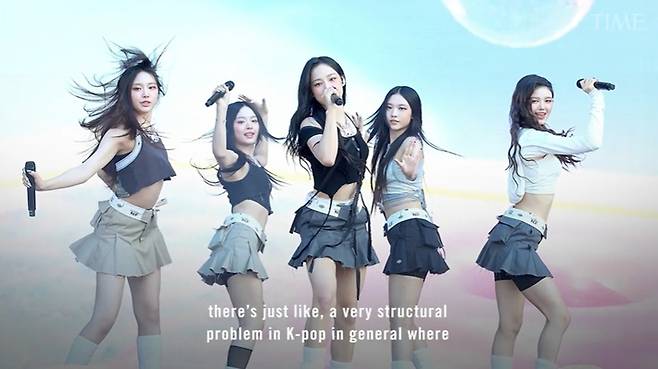 뉴진스는 '타임' 독점 인터뷰에서 어도어 모회사 하이브를 강력 비판했고 K팝이 구조적으로 문제가 있다고 지적했다. '타임' 영상 캡처
