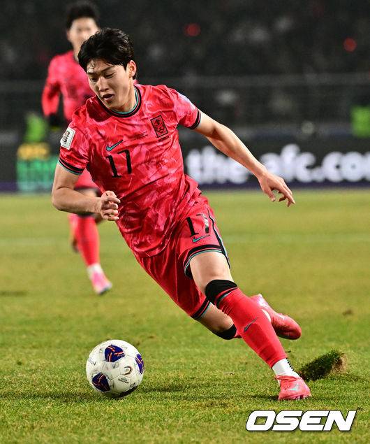 [OSEN=고양, 조은정 기자]대한민국 대표팀이 홈에서 오만에 1-1로 비겼다.&nbsp;홍명보(56)&nbsp;감독이 이끄는 한국 축구 대표팀은 20일 오후 8시 고양종합운동장에서 열린 2026 국제축구연맹(FIFA) 북중미 월드컵 아시아지역 3차 예선 B조 7차전 오만과 맞대결을 치러 1-1로 비겼다.이로써 한국은 승점 15점(4승 3무)을 기록하며 B조 1위를 유지했다.후반 한국 배준호가 질주하자 잔디가 들리고 있다. 2025.03.20 /cej@osen.co.kr