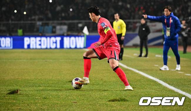 [OSEN=고양, 조은정 기자]대한민국 대표팀이 홈에서 오만에 1-1로 비겼다.&nbsp;홍명보(56)&nbsp;감독이 이끄는 한국 축구 대표팀은 20일 오후 8시 고양종합운동장에서 열린 2026 국제축구연맹(FIFA) 북중미 월드컵 아시아지역 3차 예선 B조 7차전 오만과 맞대결을 치러 1-1로 비겼다.이로써 한국은 승점 15점(4승 3무)을 기록하며 B조 1위를 유지했다.후반 한국 손흥민이 플레이를 하는 잔디 군데군데가 들려있다. 2025.03.21 /cej@osen.co.kr