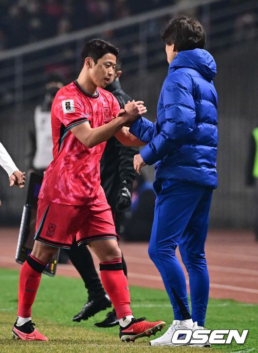 [OSEN=고양, 조은정 기자]20일 오후 경기도 고양종합운동장에서 2026 국제축구연맹(FIFA) 북중미 월드컵 아시아지역 3차 예선 B조 7차전 한국과 오만의 경기가 열렸다.승점 14점(4승 2무)으로 B조 1위를 유지하고 있는 한국이 오만전과 25일 예정된 요르단전에서 모두 승리해 승점 6점을 얻어낸다면, 6월 예정된 이라크, 쿠웨이트와 경기 결과와 상관없이 11회 연속 월드컵 본선 진출을  확정 짓는다. 후반 한국 황희찬이  교체되고 있다. 2025.03.20 /cej@osen.co.kr