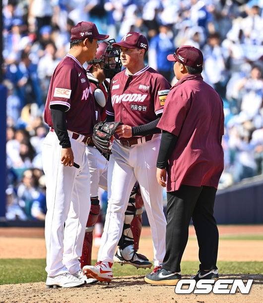 [OSEN=대구, 이석우 기자] 22일 대구삼성라이온즈파크에서 2025 신한 SOL 뱅크 KBO 리그 삼성 라이온즈와 키움 히어로즈의 경기가 열렸다. 홈팀 삼성은 후라도가 방문팀 키움은 로젠버그가 선발 출전했다. 키움 히어로즈 선발 투수 로젠버그가 4회말 교체되고 있다. 2025.03.22 / foto0307@osen.co.kr