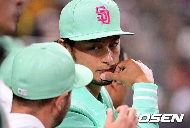 [OSEN=펫코파크(샌디에이고 미국 캘리포니아주), 지형준 기자] 샌프란시스코 자이언츠 이정후(26)가 한국인 타자 중 최초로 데뷔 첫 2경기에서 모두 타점을 기록했다.이정후는 30일(한국시간) 미국 캘리포니아주 샌디에이고 펫코 파크에서 열린 2024시즌 메이저리그 샌디에이고 파드리스와의 경기에 1번 중견수로 선발출전해 5타수 2안타 1타점을 기록했다.샌프란시스코는 이정후의 활약에 힘입어 8-3으로 승리해 시즌 첫 승리를 거뒀다. 샌디에이고 다르빗슈가 더그아웃에서 경기를 지켜보고 있다. 2024.03.30 /jpnews@osen.co.kr