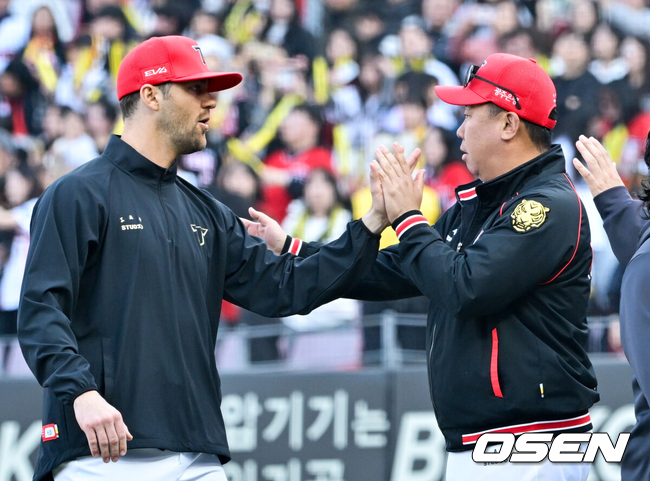 [OSEN=광주, 조은정 기자]디펜딩챔프 KIA타이거즈가 짜릿한 역전극을 펼치며 개막 첫 승을 따냈다. KIA는 22일 광주-기아 챔피언스필드에서 열린 2025 프로야구 NC다이노스와의 개막전에서 9-2로 승리했다. 에이스 제임스 네일이 5이닝 무실점으로 호투했다. 8회 공격이 뜨거웠다. 나성범이 동점 적시타를 터트리자 최형우가 역전 2타점 2루타, 김선빈이 또 2타점 적시타를 작렬했다. 한준수는 쐐기 3점포를 날렸다. KIA 이범호 감독이 네일과 승리를 기뻐하고 있다. 2025.03.22 /cej@osen.co.kr