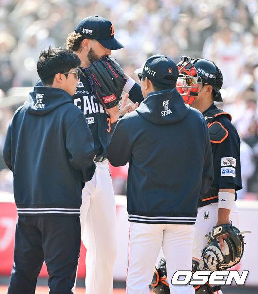 [OSEN=수원, 박준형 기자] 22일 수원KT위즈파크에서 ‘2025 신한 SOL BANK KBO리그’ KT 위즈와 한화 이글스의 개막경기가 진행됐다.이날 홈팀 KT는 헤이수스를, 어웨이팀 한화는 폰세를 선발투수로 내세웠다. 2회말 한화 양상문 투수 코치가 마운드에 올라 폰세와 이야기를 나누고 있다. 2025.03.22 / soul1014@osen.co.kr
