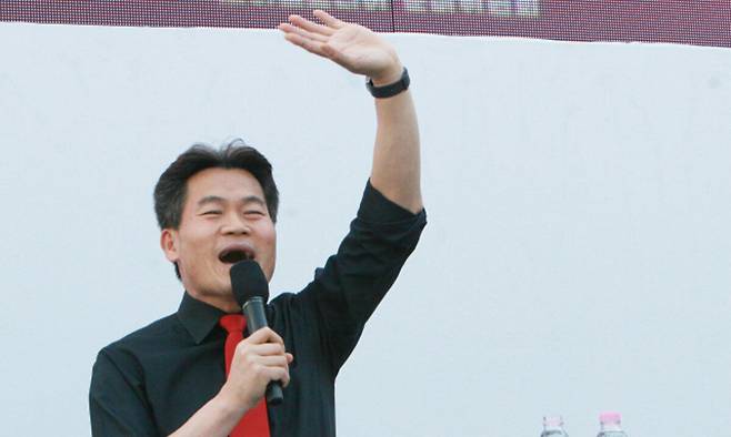 22일 강원도청 앞에서 보수단체의 윤석열 대통령 탄핵 반대 집회가 열린 가운데 한국사 강사 전한길씨가 발언하고 있다. 세이브코리아 제공