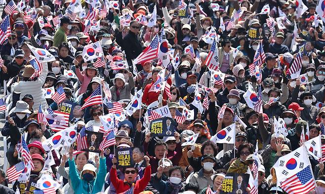 22일 서울 중구 세종대로에서 열린 ''윤석열 대통령 탄핵반대 광화문국민대회''에서 참가자들이 구호를 외치고 있다. 연합뉴스