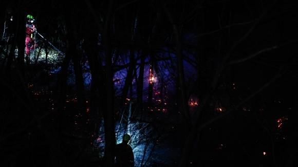 경남 산청에서 발생한 산불이 이틀째로 접어든 22일 산청군 산불 현장에서 야간 산불 진화작업이 이어지고 있다. 2025.3.22. 연합뉴스