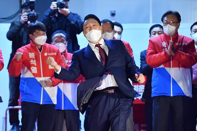 제20대 대통령선거에서 당선이 확정된 국민의힘 윤석열 대선 후보가 2022년 3월10일 서울 여의도 당사 앞에서 지지자들에게 인사하고 있다. ⓒ사진공동취재단