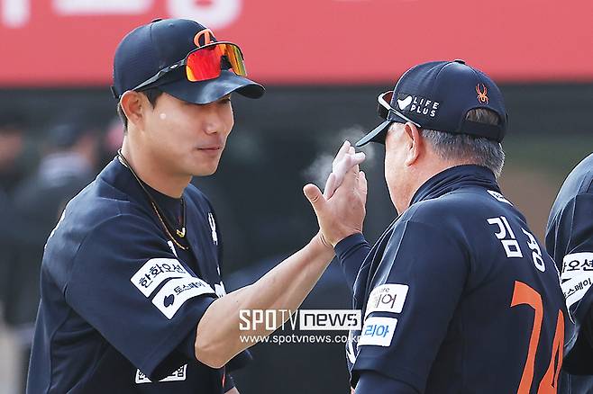 ▲ 심우준 김경문 감독 ⓒ곽혜미 기자