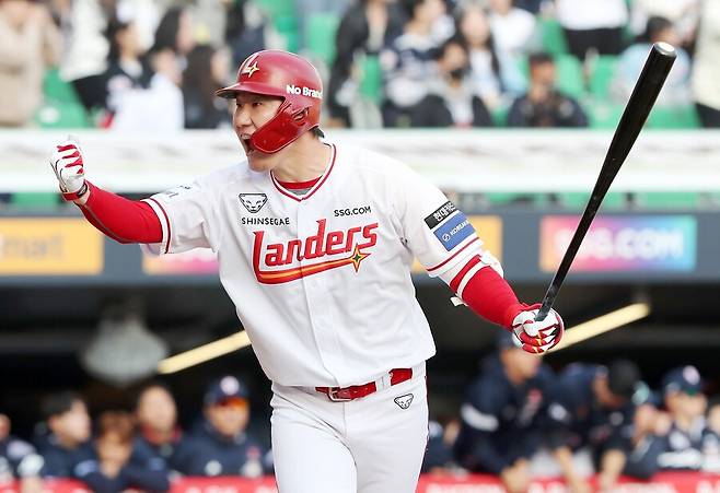 ▲ 22일 인천 두산전에서 8회 극적인 대타 역전 투런포를 때리며 팀을 승리로 이끈 오태곤 ⓒSSG랜더스