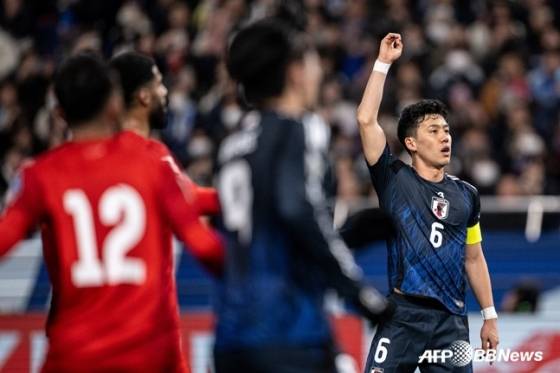 일본 축구대표팀 주장 엔도 와타루(오른쪽). /AFPBBNews=뉴스1