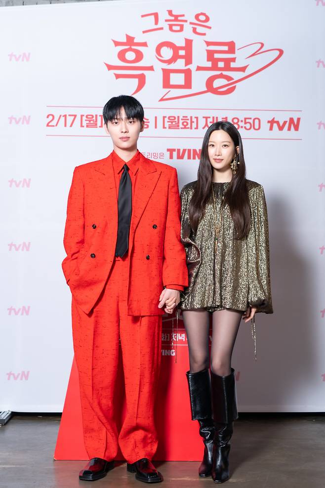 배우 최현욱, 문가영이 12일 온라인으로 진행된 tvN 새 월화드라마 '그놈은 흑염룡' 제작발표회에 앞서 포즈를 취하고 있다. /사진제공=CJENM 2025.02.12 /사진=이동훈 photoguy@