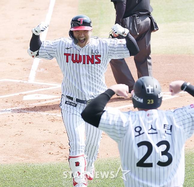 LG 문보경(왼쪽)이 22일 잠실 롯데전에서 2025시즌 KBO 1호 홈런을 기록한 후 오스틴 딘과 세리머니를 하고 있다. /사진=김진경 대기자