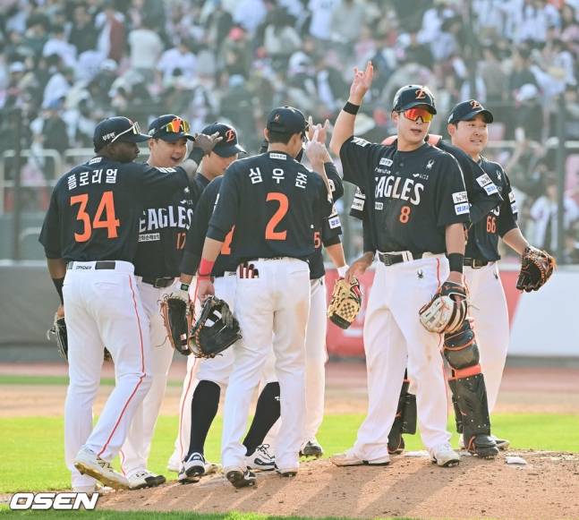 한화 선수단이 22일 수원 KT전 승리 후 기뻐하고 있다.