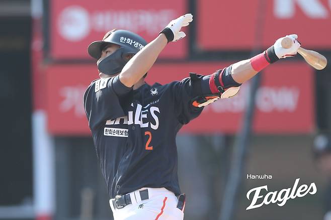 22일 수원케이티위즈파크에서 열린 2025 신한 SOL Bank KBO리그 한화 이글스와 KT 위즈의 정규시즌 개막전, 한화 심우준이 타격을 하고 있다. 한화 이글스