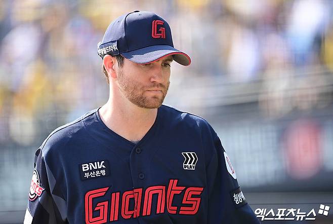 롯데 투수 반즈는 22일 잠실구장에서 열린 '2025 신한 SOL Bank KBO 리그' LG전에서 선발 등판했다. 3이닝 7실점 부진한 투구로 패전 투수가 됐다. 잠실, 박지영 기자