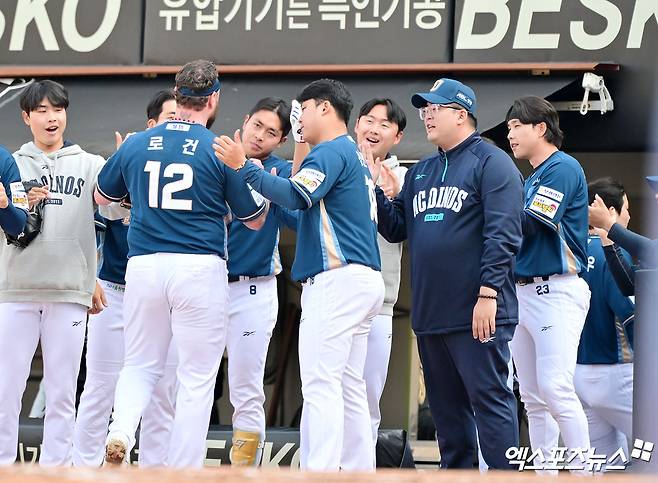 22일 오후 광주기아챔피언스필드에서 열린 '2025 신한 SOL Bank KBO리그' NC 다이노스와 KIA 타이거즈의 개막전 경기, 6회말 수비를 마친 NC 선발투수 로건이 더그아웃으로 향하고 있다. 광주, 김한준 기자