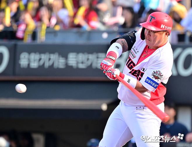 22일 오후 광주기아챔피언스필드에서 열린 '2025 신한 SOL Bank KBO리그' NC 다이노스와 KIA 타이거즈의 개막전 경기, 8회말 1사 만루 KIA 최형우가 2타점 2루타를 날리고 있다. 광주, 김한준 기자