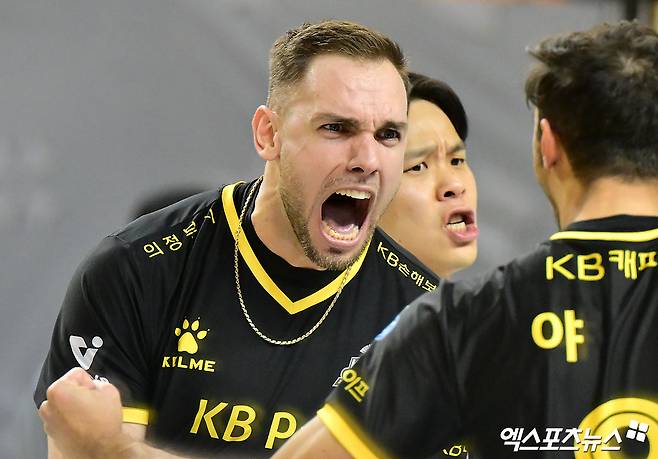 남자프로배구 KB손해보험 아포짓 스파이커 안드레스 비예나가 올 시즌 정규리그 경기에서 득점한 뒤 포효하고 있다. 엑스포츠뉴스 DB