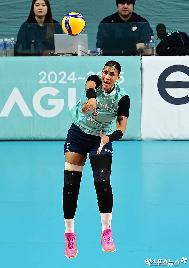 여자프로배구 GS칼텍스 아포짓 스파이커 지젤 실바가 올 시즌 정규리그 경기에서 서브를 넣고 있다. 엑스포츠뉴스 DB