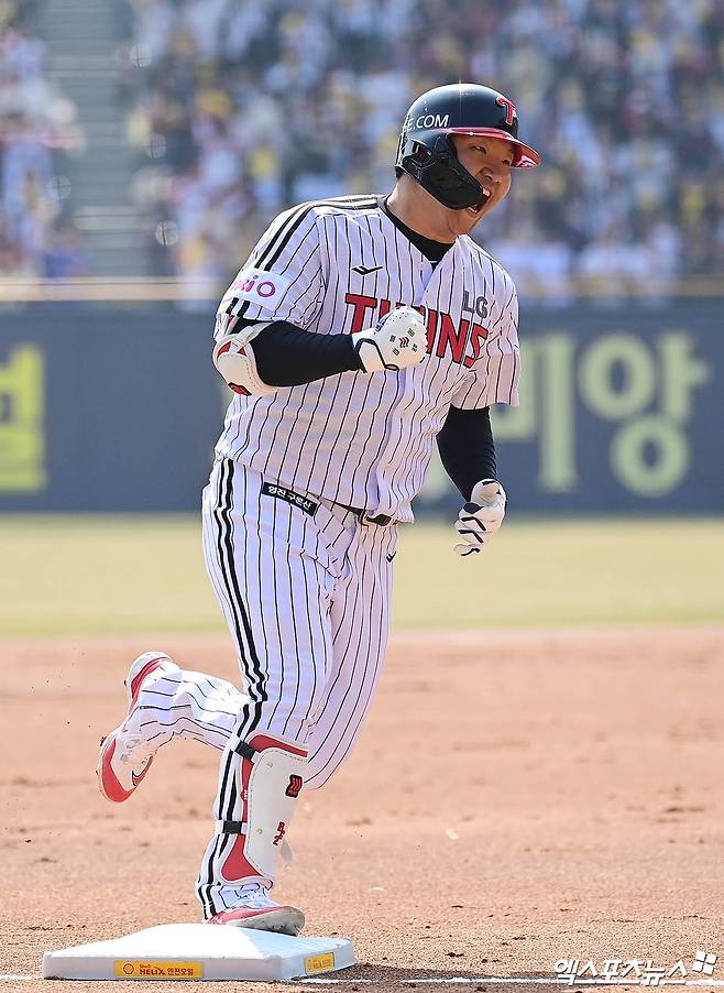 LG 내야수 문보경은 22일 잠실구장에서 열린 '2025 신한 SOL Bank KBO 리그' 롯데와 시즌 개막전에서 4번타자 3루수로 선발 출전했다. 첫 타석 상대 선발 반즈 상대 2점 홈런을 쏘아 올려 2025시즌 첫 홈런을 기록. 팀 승리에 힘을 보탰다. 잠실, 박지영 기자