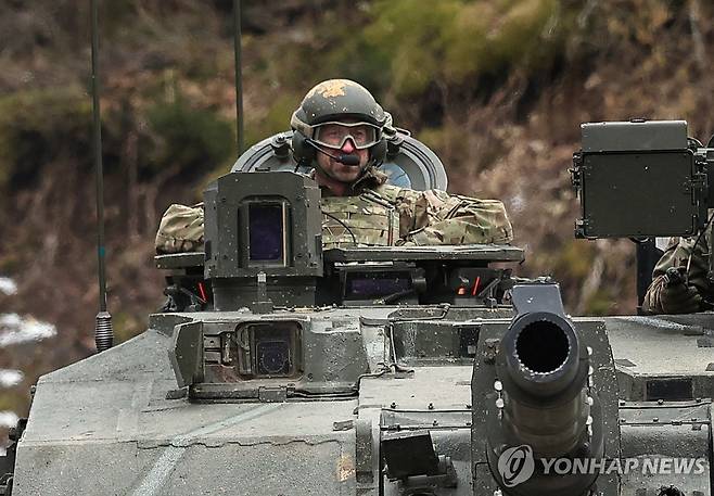 챌린저 2 전차 탄 윌리엄 왕세자 [로이터 연합뉴스]