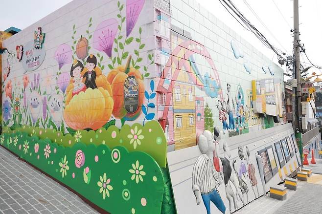 담벼락에 그려진 벽화 [촬영 황정환]