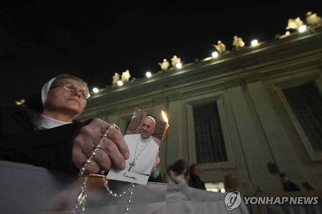 교황의 쾌유를 기원하는 기도 [AP 연합뉴스. 재판매 및 DB 금지]