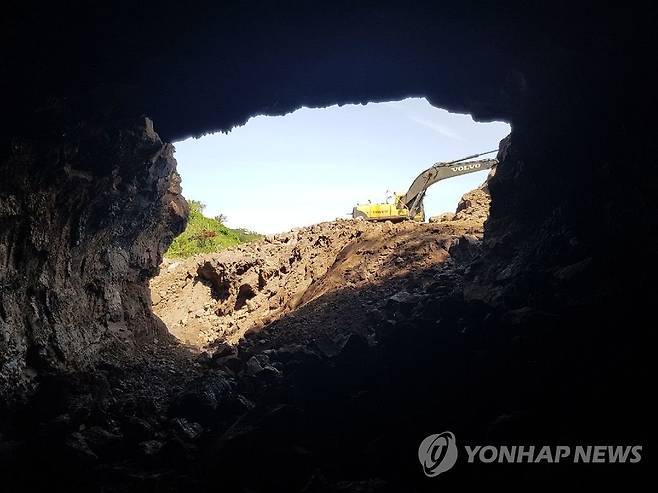 가축분뇨로 오염된 용암동굴 (제주=연합뉴스) 제주시 한림읍 상명리의 한 폐채석장에서 발견된 용암동굴이 주변 양돈장에서 오랜 기간 숨골을 통해 무단방류한 가축분뇨로 오염됐다는 사실이드러났다. 사진은 해당 용암동굴의 모습. [독자 제공=연합뉴스]