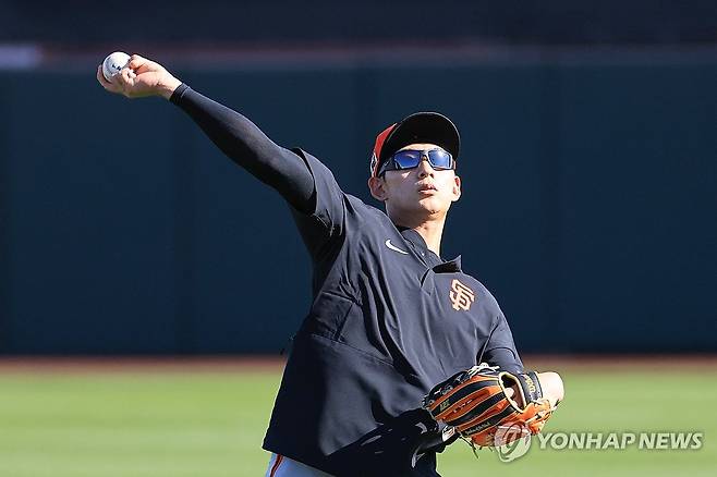 캐치볼하는 이정후 (스코츠데일[미국 애리조나주]=연합뉴스) 신현우 기자 = 미국프로야구 메이저리그(MLB) 두 번째 시즌을 준비하는 샌프란시스코 자이언츠 외야수 이정후가 18일(현지시간) 자이언츠 스프링캠프가 열리고 있는 미국 애리조나주 스코츠데일 스타디움에서 캐치볼하고 있다. 2025.2.19 nowwego@yna.co.kr